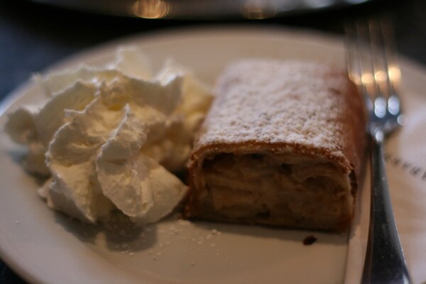 cafe-sabarsky-apple-strudel