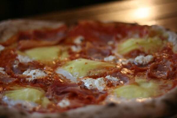 robertas-hawaiian-pizza