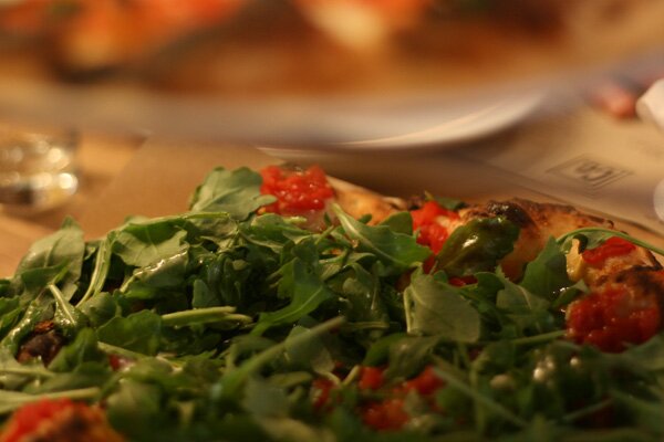 co-pizza-salad