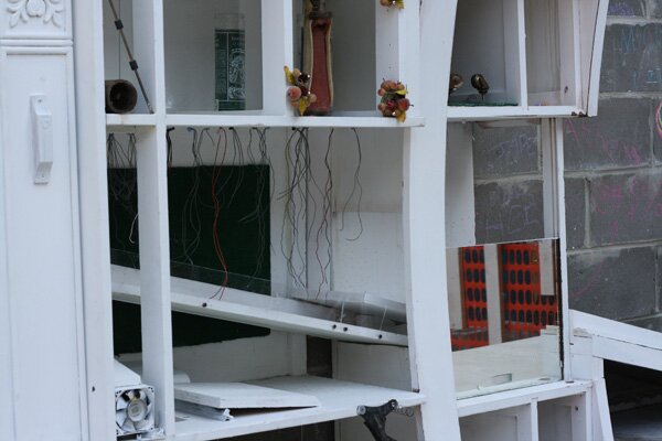 putting-lot-white-structure